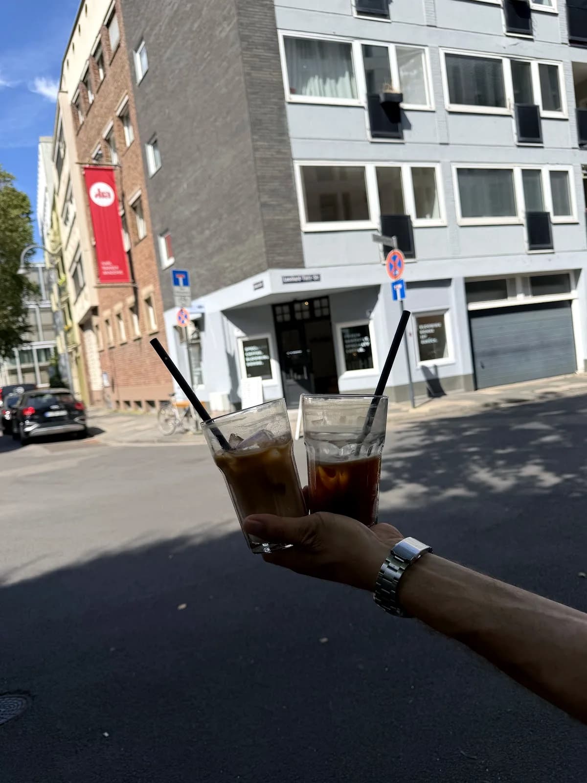 Zwei Eiskaffees vor dem Café