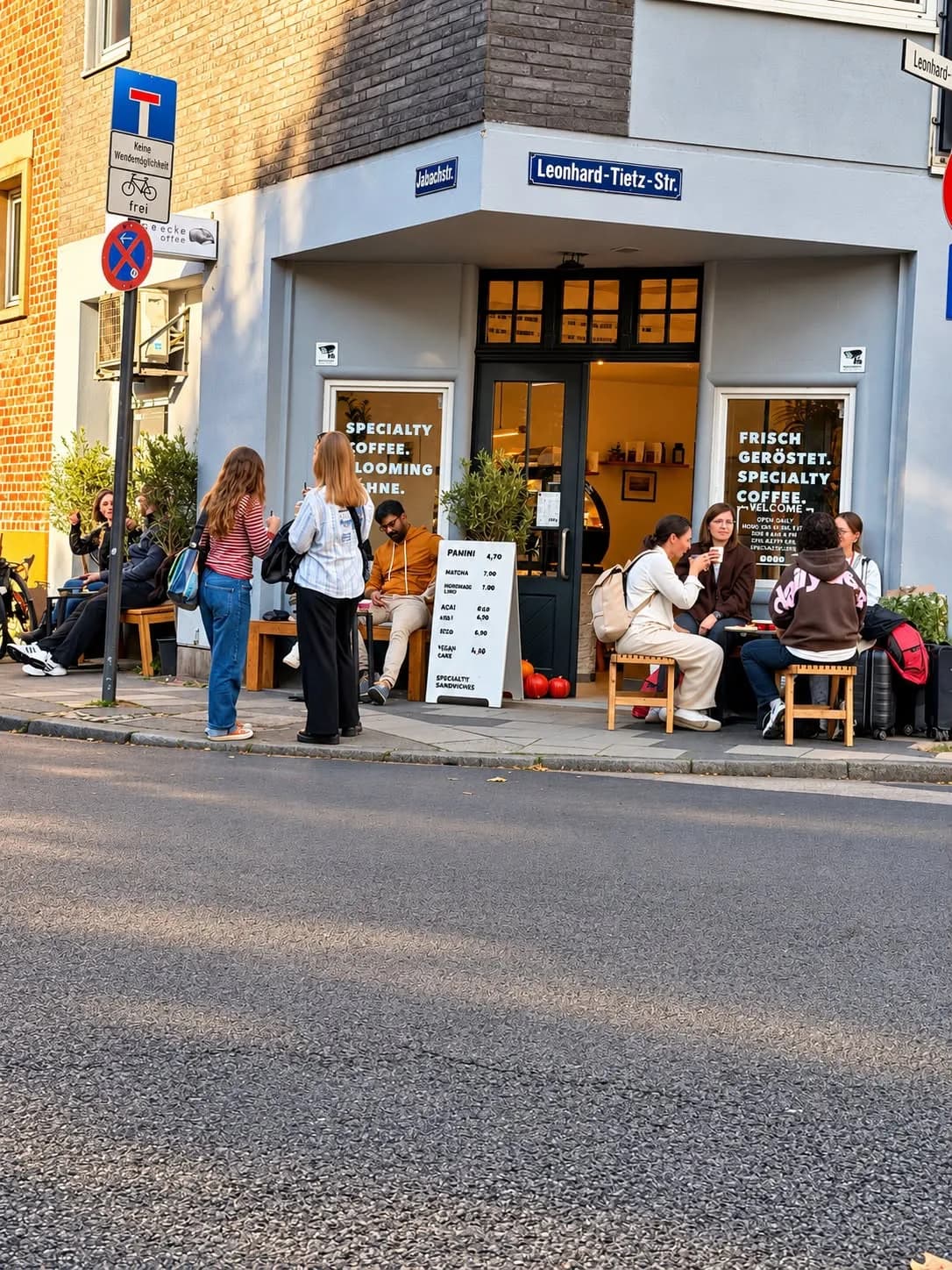 Gäste sitzen vor dem Eckcafé in Köln