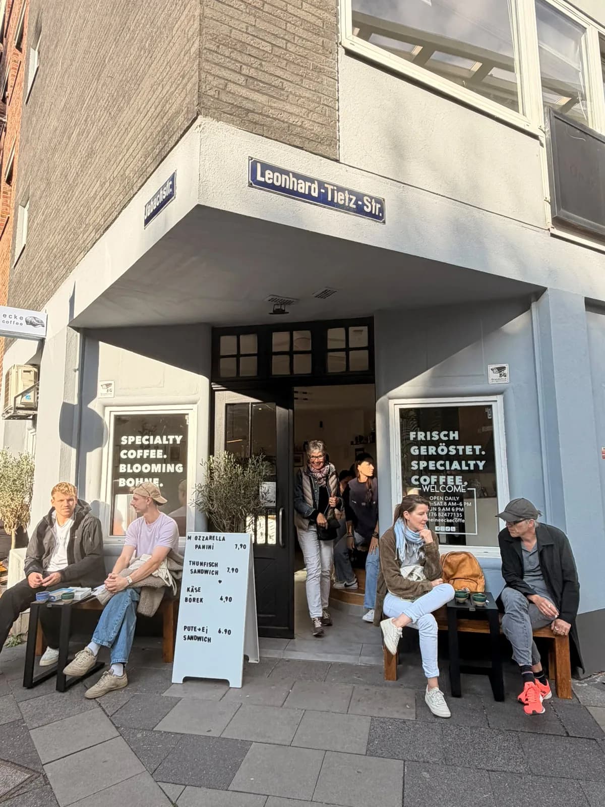Gäste vor dem Eingang von meine ecke coffee