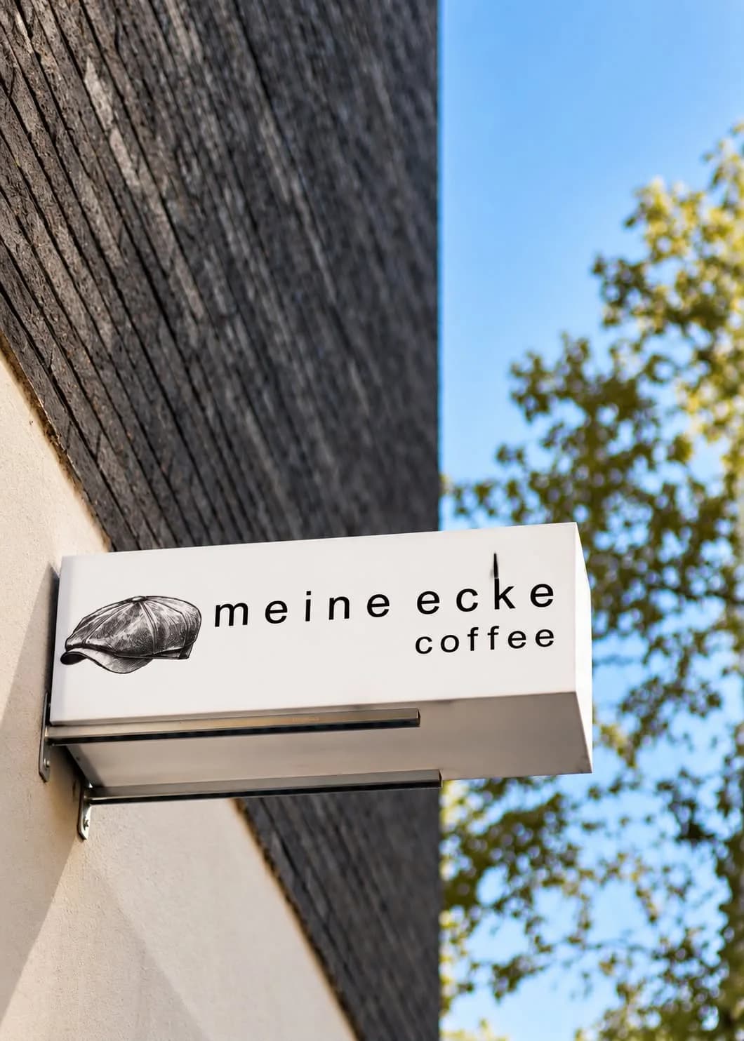 Leuchtschild von meine ecke coffee an der Hauswand