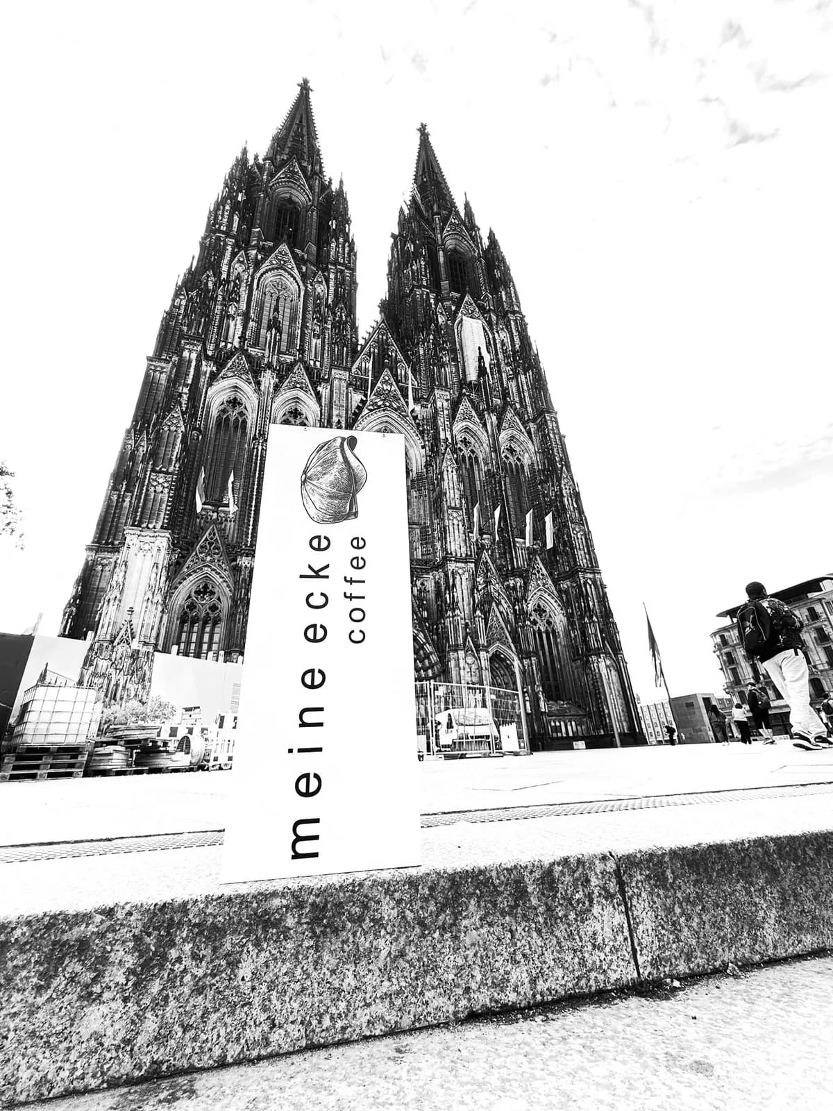 meine ecke coffee Schild vor dem Kölner Dom