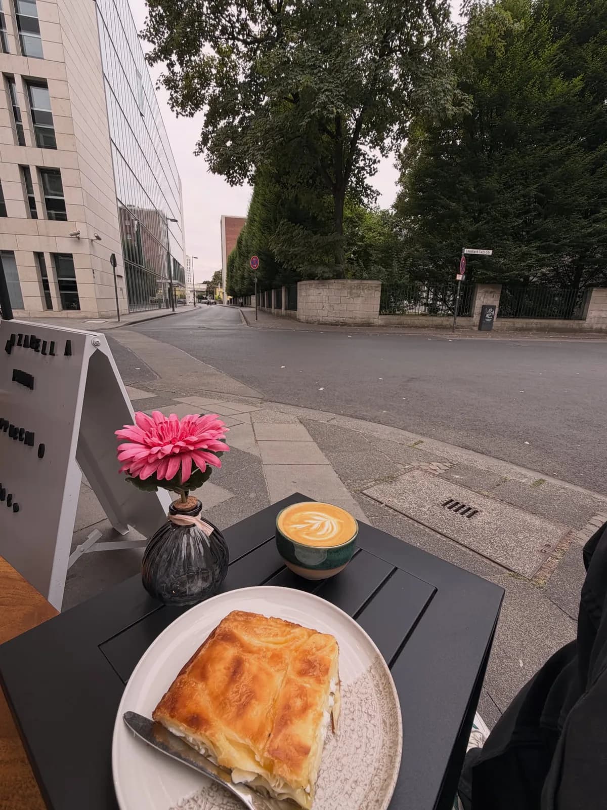 Börek und Latte auf dem Tisch vor dem Café