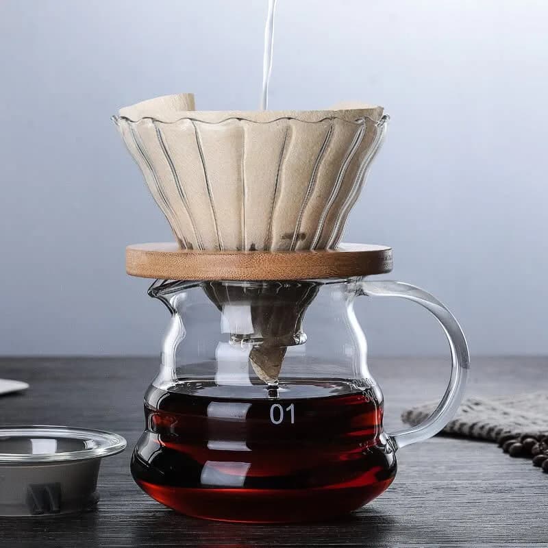 V60-Dripper auf Glaskaraffe, der Filterkaffee läuft durch