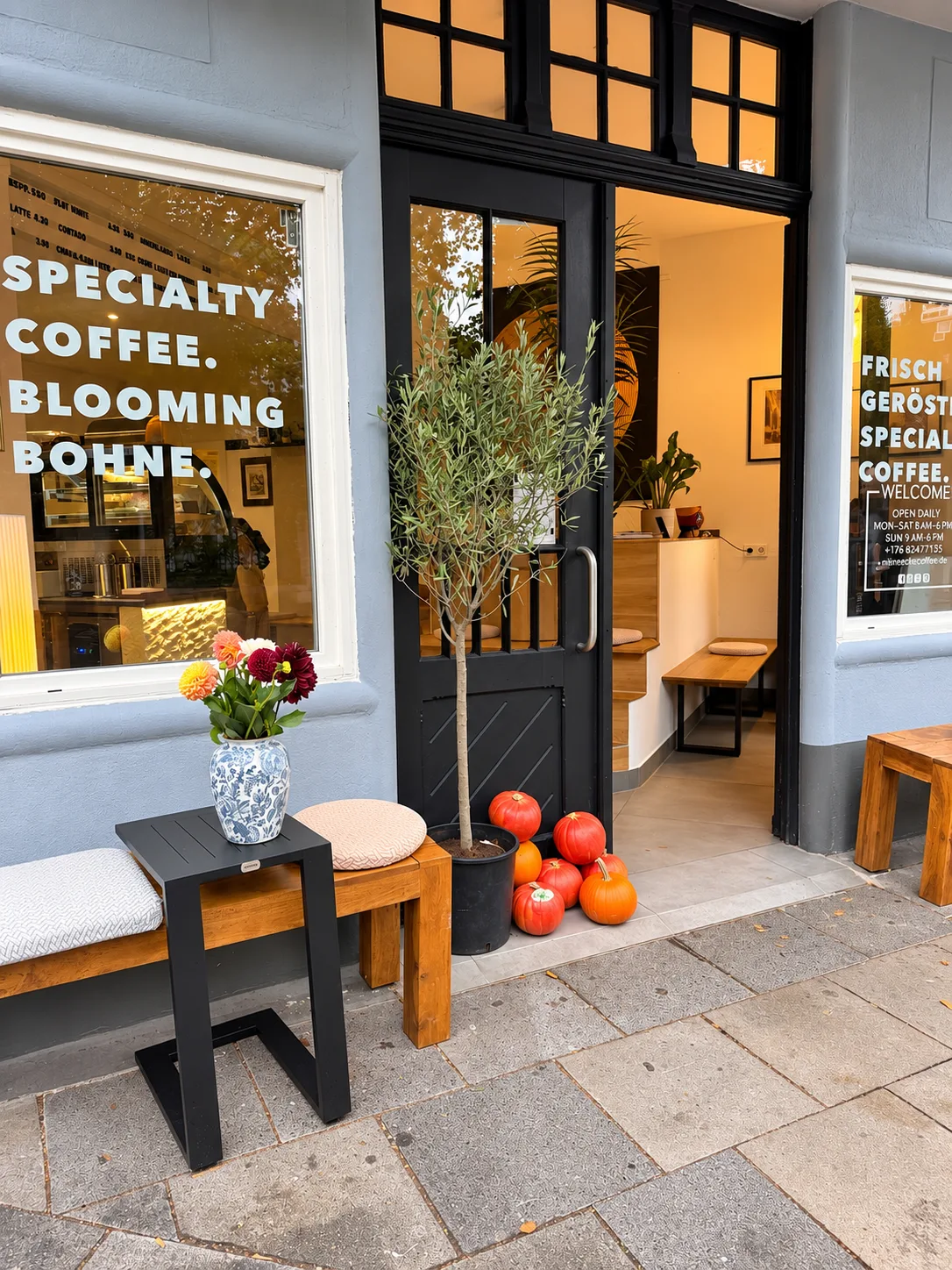 Professionell aufbereitete Ansicht des Eingangs von meineecke coffee.