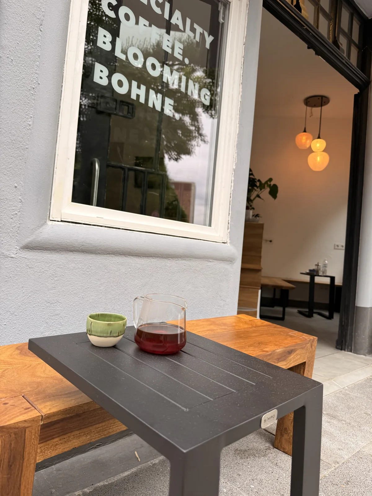 Professionell aufbereitete Ansicht des Eingangs von meineecke coffee.