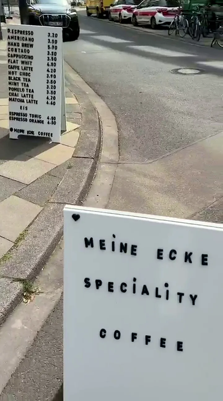 Kurzes Video vom Eingang und der Menütafel von meineecke coffee.