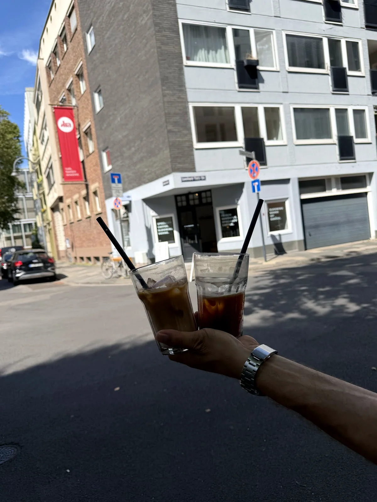 Kalte Kaffeegetränke vor dem Café.