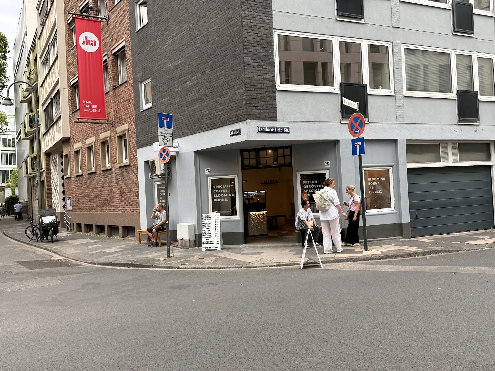 Außenansicht von meineecke coffee an der Leonhard-Tietz-Straße.
