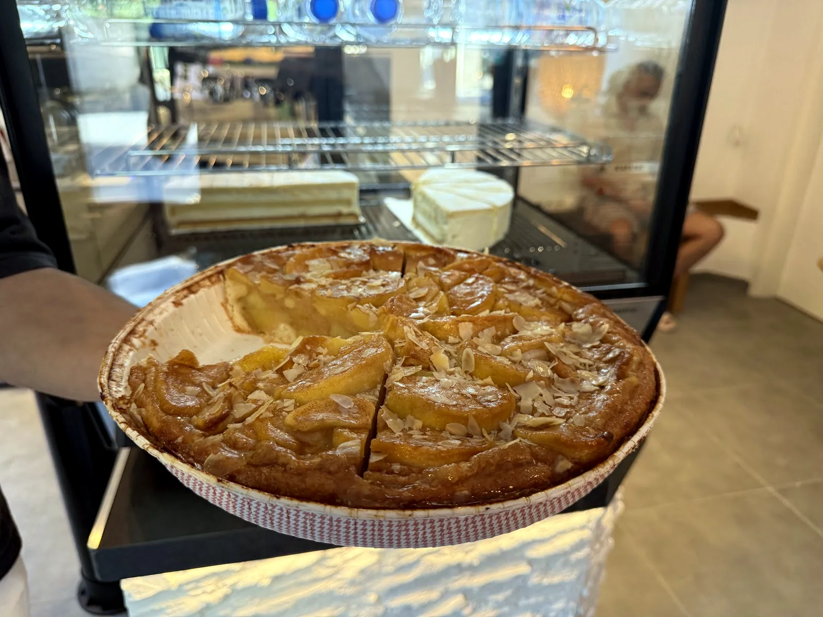Kuchenstück an der Cafétheke.